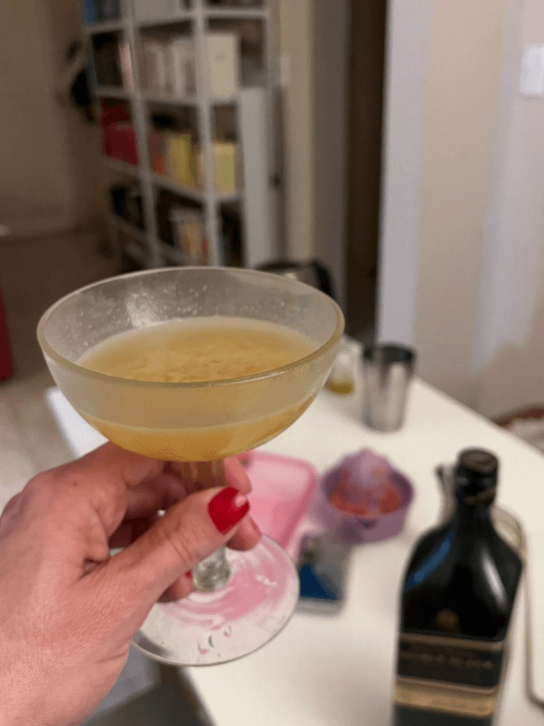 Cóctel Miso Derby servido en copa con piel de pomelo
